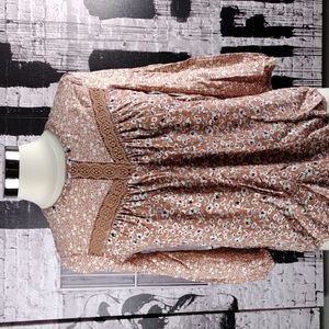 ❤️6 items for $25 sale!!❤️ DR2 Tan Floral Blouse EUC